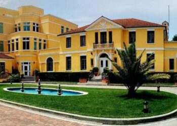 “Kush e përcakton kohëzgjatjen e qëndrimit të vizitorëve në SHBA”, Ambasada Amerikane sqaron qytetarët