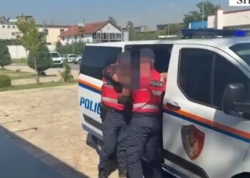 Kanosi me armë zjarri fqinjin e tij pas një konflikti, arrestohet 41-vjeçari në Dobraç
