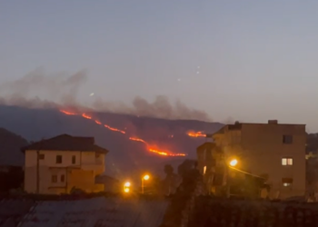 Zjarri masiv përfshin malin Shpirag në Berat, operacion i vështirë shuarjeje për shkak të terrenit