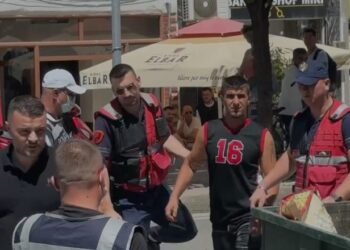 Tha se nuk fliste prej 10 ditësh me viktimën pas grindjes, por kamerat e sigurisë tradhtuan Ilirjan Selmanin! U filmua duke hedhur qesen