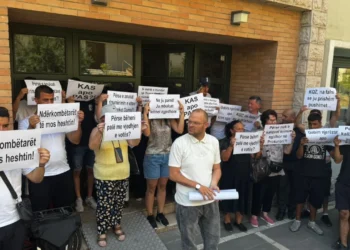 Kandidati Aulon Kalaja protestë para KQZ, kërkon hapjen e të gjitha kutive të Durrësit