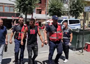 Vrau 52-vjeçaren në banesën e saj dhe më pas i vuri flakën, Policia zbardh krimin e rëndë