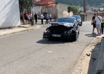 Aksident në Bulqizë! Përplasen dy automjete, lëndohen shoferët