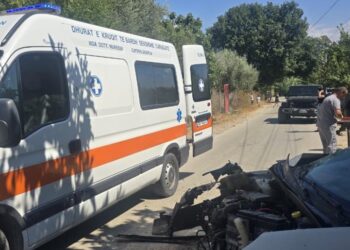 Makina përplaset me murin, dy të plagosur në Fier, detajet e para nga ngjarja