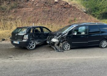 Përplasen dy makina në aksin Prrenjas–Librazhd, plagosen 4 anëtarë të një familjeje. Një në gjendje kritike