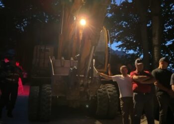 Banorët kundërshtojnë prishjen e ndërtesës së fundit në Theth, bllokojnë fadromën (FOTO)