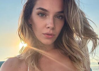 Publikoi foto nga pushimet, rrjeti “kryqëzon” këngëtaren shqiptare: Tradhtare, që shkon në Greqi