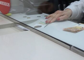 Shqipëria, drejt një ekonomie pa ‘Cash’/ Shoqata e Bankave: Duhet tavan për paranë fizike