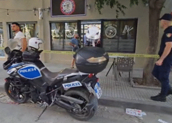 Plagosje me thikë në Vlorë, 25-vjeçari transportohet në spital
