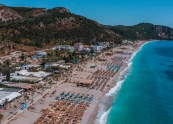 “New York Times” përzgjedh Dhërmiun ndër destinacionet më të mira turistike globale