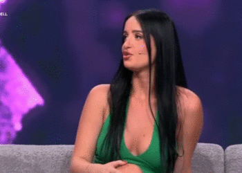 “Librin e marr në plazh si aksesor për foto jo për ta lexuar”, modelja “ndez rrjetin” me deklaratën (Video)