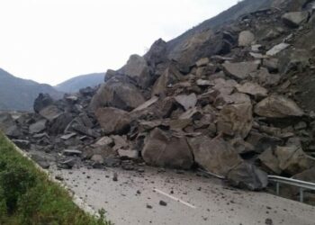Rrëshqitja e gurëve bllokon qarkullimin në tunelin e Shkopetit, probleme në aksin Burrel–Milot