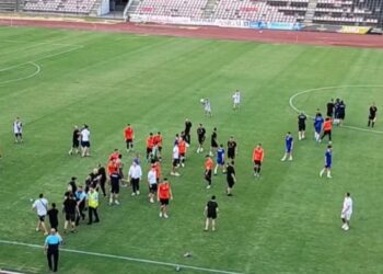 Nisi si miqësore, përfundoi si luftë! Plas grushti në futbollin shqiptar, në fushë futen edhe tifozët