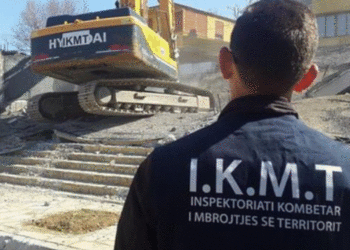 Shembet godina në Vlorë/ Dredha: Aksioni do të vijojë, deri në lirimin e hapësirave publike