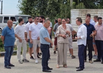 U lirua nga gjykata, deputetë dhe mbështetës të PD-së presin para derës së Burgut të Fierit daljen e Ervin Salianjit