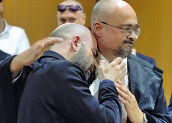 Dënohet bosi i Camorrës që e kërcënoi me vdekje, Roberto Saviano s’mban dot lotët: Më vodhën jetën