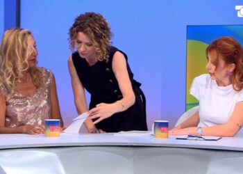 Mimoza Ahmeti refuzon t’i dhurojë libër dhe t’i japë autograf Egla Cenos, çfarë ndodhi në studion televizive