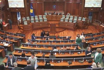 S’ka kompromis për konstituimin e Kuvendit të Kosovës! Partitë politike sfidojnë Gjykatën Kushtetuese