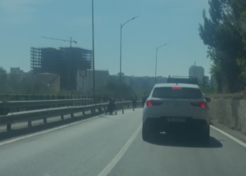 Aksident në aksin Lezhë Shëngjin! Humbi kontrollin mbi mjetin dhe u përplas me barrierat e rrugës, plagoset drejtuesi i motoçikletës