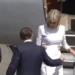 Video/ Episod i ri mes Macron dhe Brigitte, Zonja e parë e Francës nuk i jep dorën bashkëshortit teksa ajo zbret nga avioni në Londër