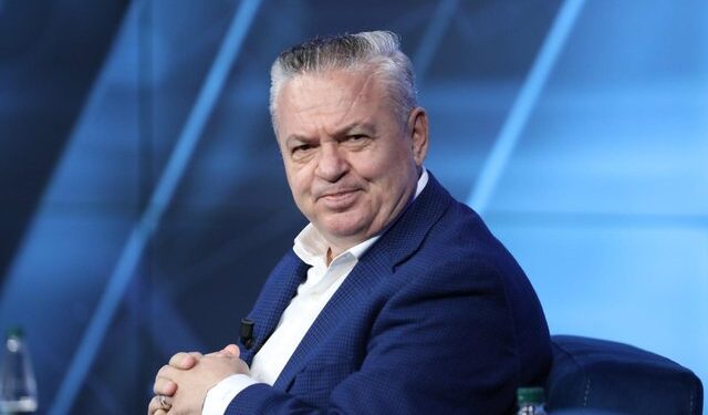 Murrizi kritika krerëve të PD: Këta delirantët që bëjnë ciu-ciu e mjau-mjau në FB, në mbledhje rrinë si të …