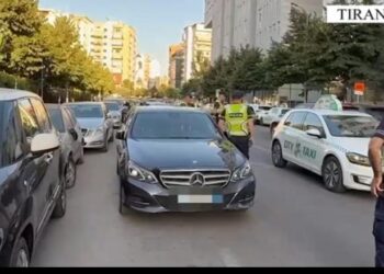 Nën hetim dy persona që parkuan makinën dysh në Tiranë, aplikohet për herë të parë neni 293