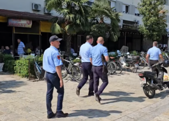 VIDEO / “5 ditë kohë ose i shembim”, aksion për lirimin e hapësirave publike në Shkodër