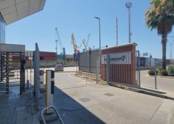 “Pa bukë e ujë…”, 9 marinarë të huaj prej muajsh të bllokuar në Portin e Durrësit