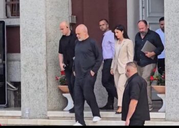Qeveria “fut në shkollë” bashkitë, Akademia e Pushtetit Vendor do të trajnojë administratën lokale