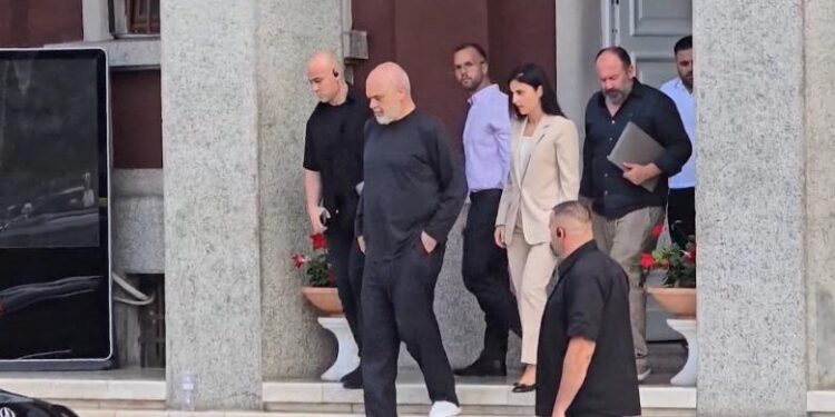 Qeveria “fut në shkollë” bashkitë, Akademia e Pushtetit Vendor do të trajnojë administratën lokale