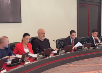 Rama ndëshkon kryebashkiakët, çdo leje ndërtimi mbi 6 kate kërkon firmën e kryeministrit