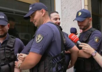 U lirua nga qelia pas 10 muajsh në burg, Ervin Salianji del nga gjykata, ja çfarë deklaroi për mediat