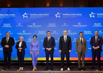 Foto familjare nga takimi BE-BP për Planin e Rritjes! Rama krah Kurtit dhe Mickoskit: Jemi shumë krenarë, kemi …