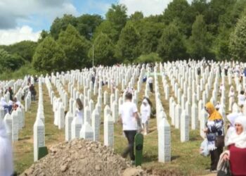 Serbët, provokime në Srebrenicë/ Vendosin muzikë nacionaliste në ditën e përkujtimores së masakrës