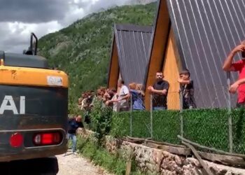 Prishja e ndërtimeve pa leje/ Tensione në Theth! Goditen me molotov fadromat e IKMT, policia në ndjekje të autorëve
