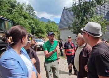 Sulmi me molotov, përfaqësuesi i IKMT debat me banorët: S’ka Zot të vrasë punonjësit e shtetit