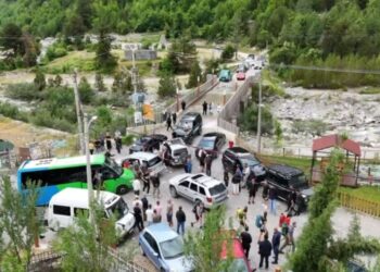 Prishja e ndërtimeve pa leje/ Tensione në Theth! Goditen me molotov fadromat e IKMT, policia në ndjekje të autorëve