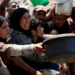“As edhe një thërrime”, palestinezët në Gaza kërkojnë me dëshpërim për ushqim