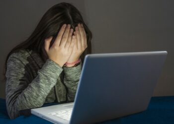 Rritet dhuna digjitale ndaj fëmijëve në Shqipëri, vajzat më të prekura nga incidentet online
