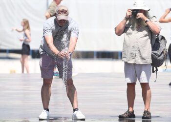 Termometri shënon 43 gradë celcius, si po i përballojnë qytetarët temperaturat ekstreme (FOTO)