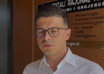 Zjarri në Dukat, ministri Vengu viziton tre zjarrfikësit: Janë në gjendje të stabilizuar. Kemi ditë të vështira me zjarret