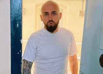 Vrasësi shqiptar me celular në burg. “Daily Mail”: Nga TikTok kërkon të transferohet në Shqipëri