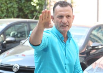 VIDEO / Avokati i Metës, përshëndetje naziste në dyert e SPAK! Përmend edhe Hitlerin