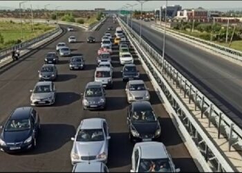 “Po na kthehet në makth”/ Trafik i rënduar nga ‘Rruga e Kombit’ deri në Lezhë, dyndje pushuesish nga Kosova, deri në 3 orë pritje