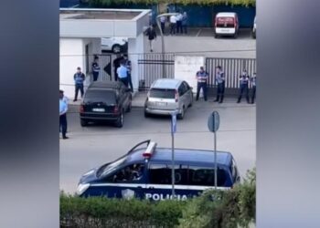Policia fik sinjalin e TV News 24, Qëndresa Qytetare: Gazetarët po pengohen të futen në vendin e punës, akt i denjë për vendet autokratike