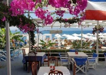 Shqiptarët dhe turistët shpenzuan 800 milionë euro në bare e restorante në 2023
