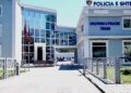 Sherr mes dy personave në Kombinat, njëri qëllon me armë
