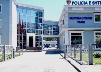 Sherr mes dy personave në Kombinat, njëri qëllon me armë