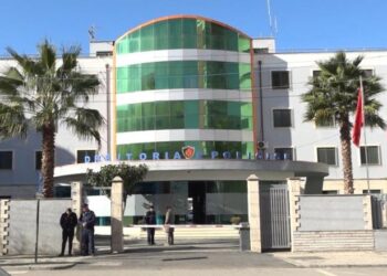 Vodhën një makinë dhe një karburant në Sukth të Durrësit, 2 të rinjtë hapin zjarr gjatë ndjekjes nga policia! Njëri plagoset, tjetri arrestohet