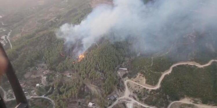 VIDEOLAJM/ Brenda helikopterit që shuan zjarret, si paraqitet situata në Vlorë dhe Skrapar